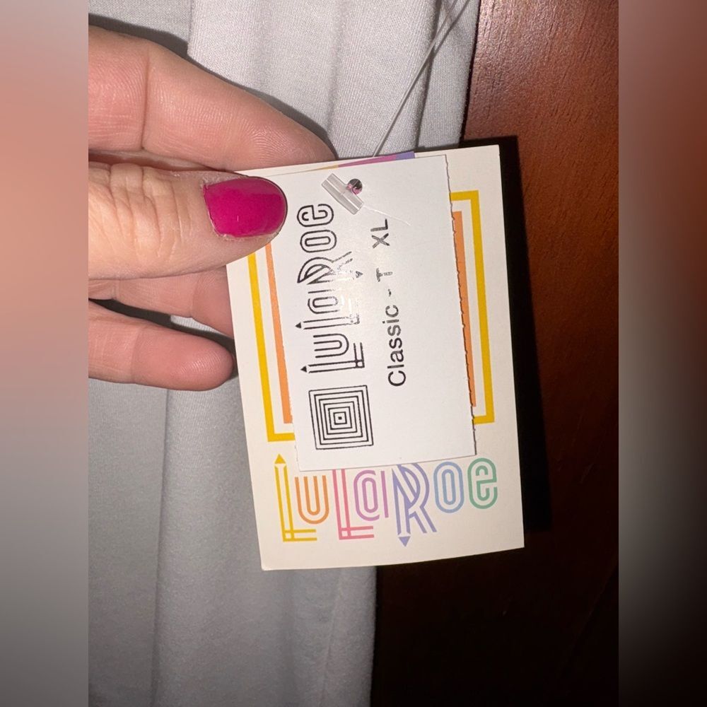 NWT LuLaRoe White Short Sleeve Tee look at all pictures 20↔️31↕️ #1242 - Picture 5 of 8